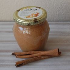 Pastovaný med so škoricou