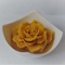 Rozkvitnutá ruža v keramike