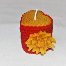 Srdiečková sviečka s kvetinkou v krabičke (s chryzantémou)