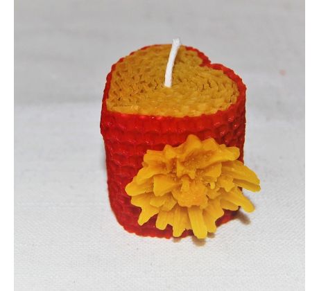 Srdiečková sviečka s kvetinkou v krabičke (s chryzantémou)